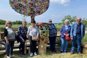 Parte del gruppo delle Uncinettine si è ritrovato domenica 21 maggio presso la Casetta dell'Acqua per l'inaugurazione della nuova creazione "L'Arnia delle Uncinettine" posta a fianco dell'"Albero della Pace" realizzato lo scorso anno.<br>In occasione della Giornata Mondiale delle Api (20 maggio) hanno realizzato un'arnia interamente rivestita dai lavori ad uncinetto con l'applicazione di piccoli insetti (api e coccinelle).