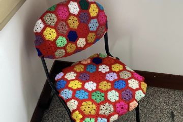 Una vecchia ed inutilizzata sedia degli Uffici Comunali è stata interamente rimessa a nuovo dalle sapienti mani delle Uncinettine di Codevilla.<br>L'opera, che si trova nell'androne del Palazzo del Comune, dona colore e autenticità ad un ambiente istituzionale.